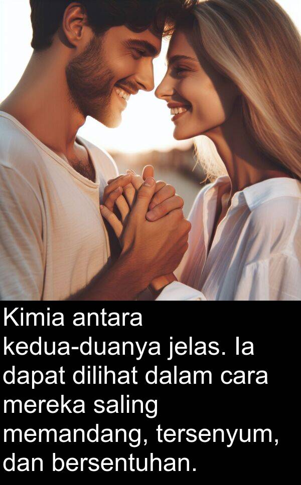 bersentuhan: Kimia antara kedua-duanya jelas. Ia dapat dilihat dalam cara mereka saling memandang, tersenyum, dan bersentuhan.