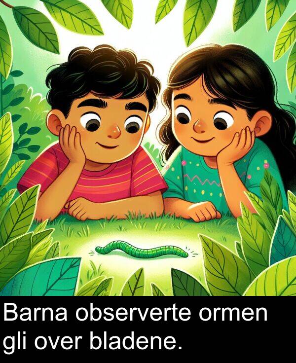 observerte: Barna observerte ormen gli over bladene.