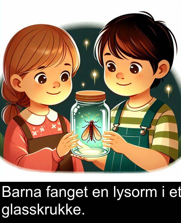 fanget: Barna fanget en lysorm i et glasskrukke.