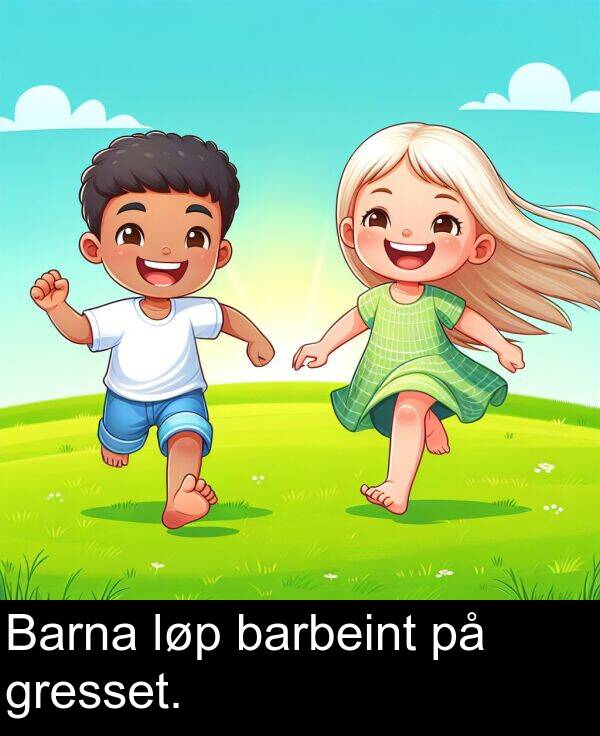 barbeint: Barna løp barbeint på gresset.