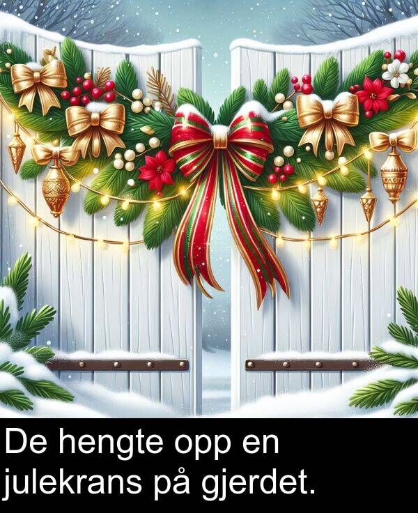 opp: De hengte opp en julekrans på gjerdet.