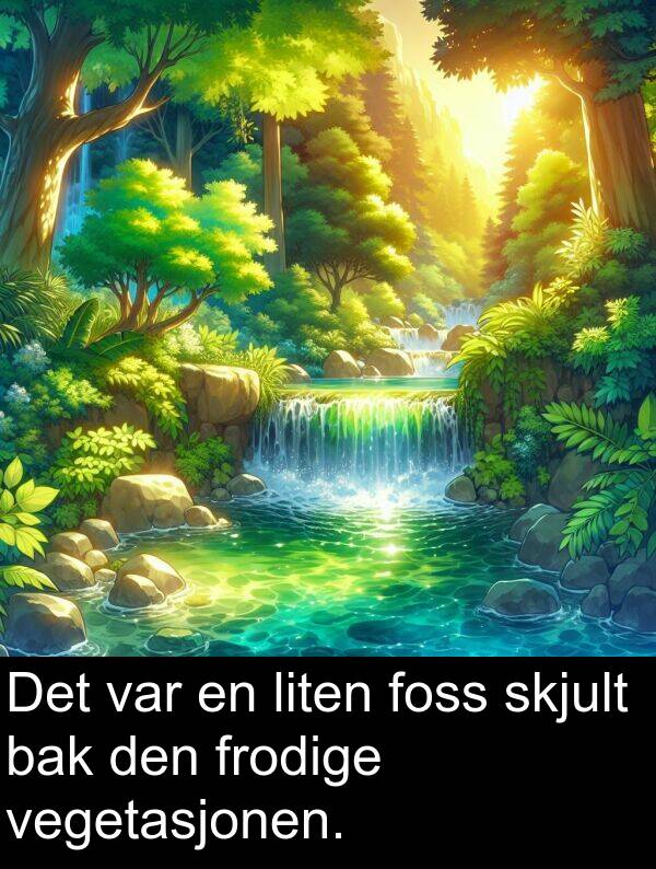 vegetasjonen: Det var en liten foss skjult bak den frodige vegetasjonen.