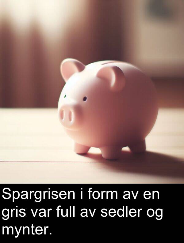 form: Spargrisen i form av en gris var full av sedler og mynter.