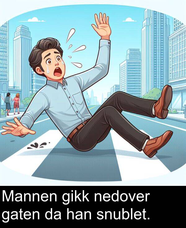 nedover: Mannen gikk nedover gaten da han snublet.