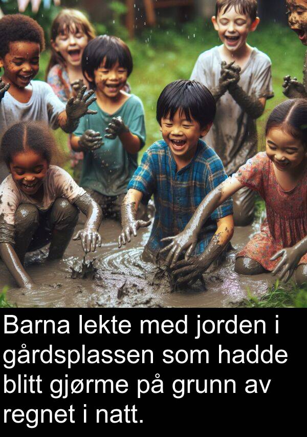 lekte: Barna lekte med jorden i gårdsplassen som hadde blitt gjørme på grunn av regnet i natt.