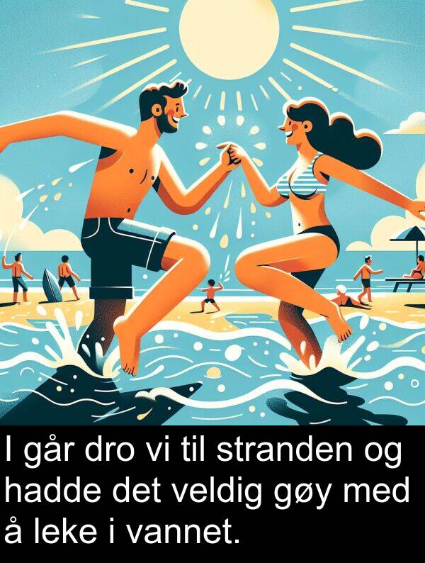 leke: I går dro vi til stranden og hadde det veldig gøy med å leke i vannet.