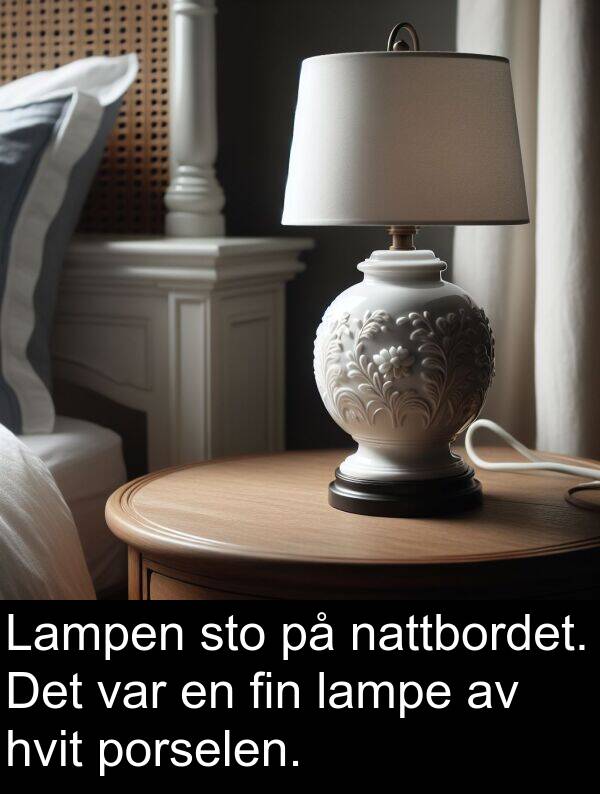 hvit: Lampen sto på nattbordet. Det var en fin lampe av hvit porselen.