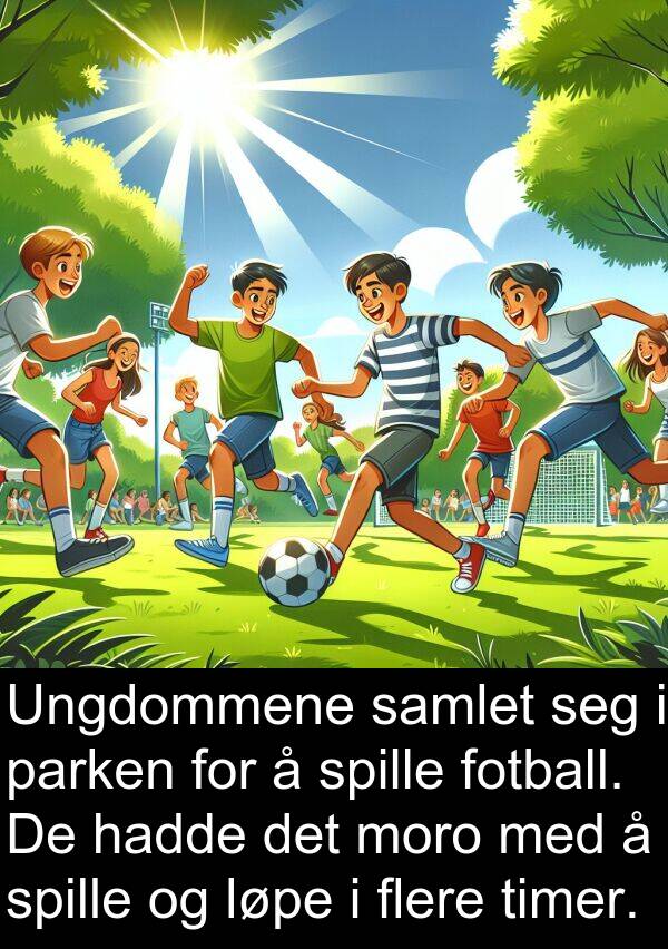 samlet: Ungdommene samlet seg i parken for å spille fotball. De hadde det moro med å spille og løpe i flere timer.