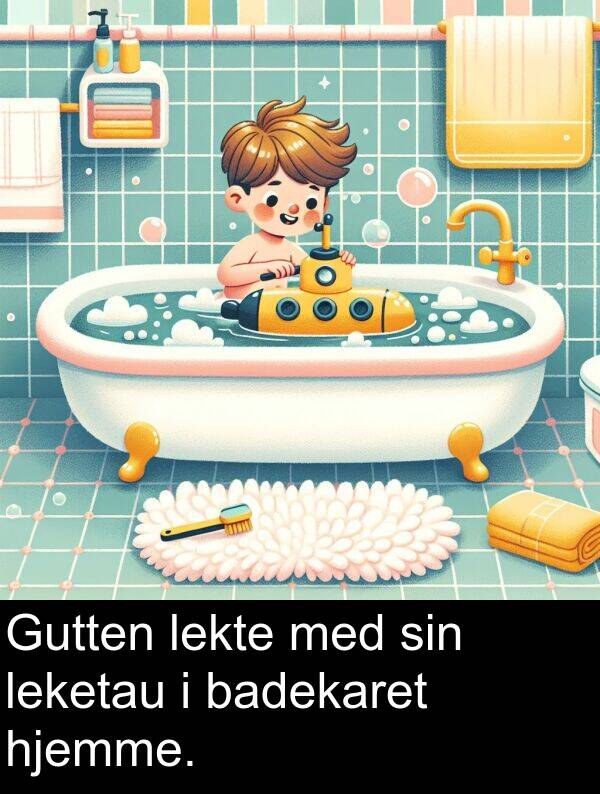 lekte: Gutten lekte med sin leketau i badekaret hjemme.