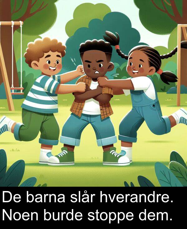 hverandre: De barna slår hverandre. Noen burde stoppe dem.