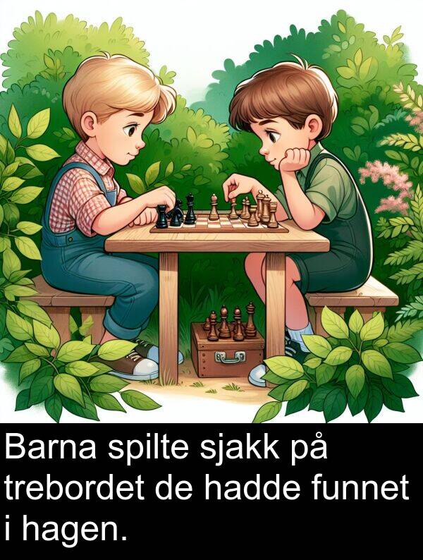 funnet: Barna spilte sjakk på trebordet de hadde funnet i hagen.