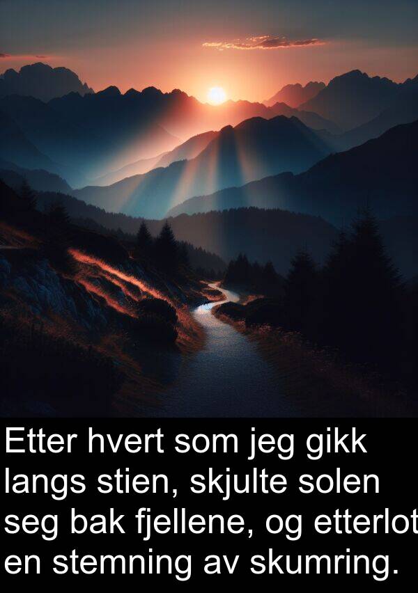 hvert: Etter hvert som jeg gikk langs stien, skjulte solen seg bak fjellene, og etterlot en stemning av skumring.