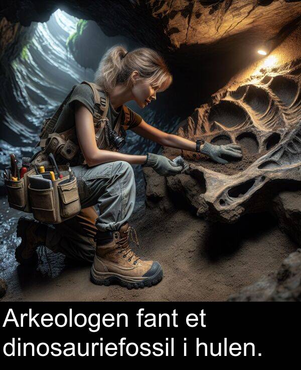 fant: Arkeologen fant et dinosauriefossil i hulen.