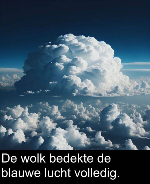 lucht: De wolk bedekte de blauwe lucht volledig.