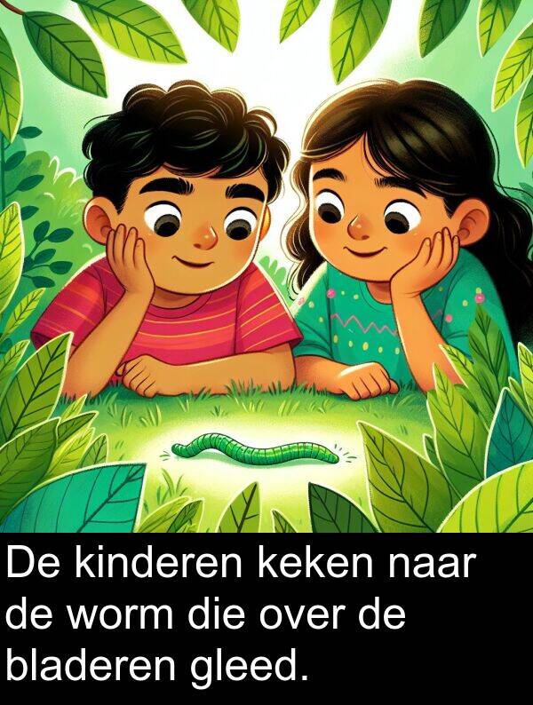 gleed: De kinderen keken naar de worm die over de bladeren gleed.