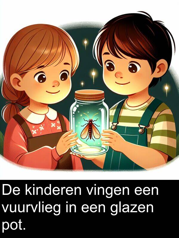 glazen: De kinderen vingen een vuurvlieg in een glazen pot.