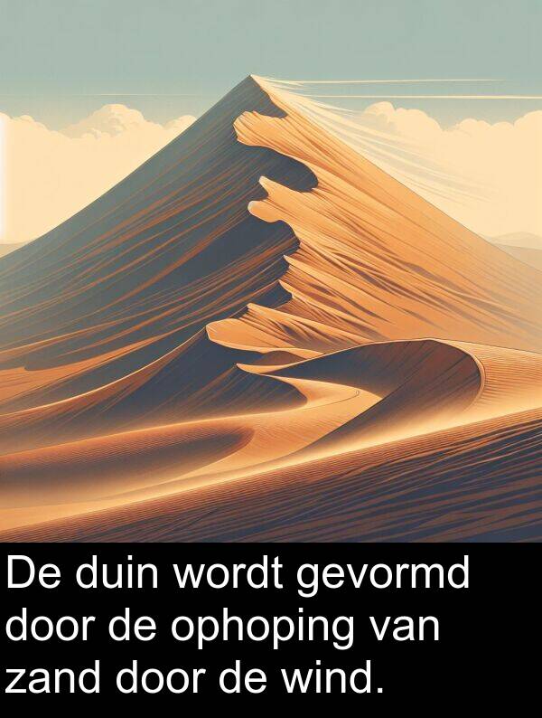 gevormd: De duin wordt gevormd door de ophoping van zand door de wind.