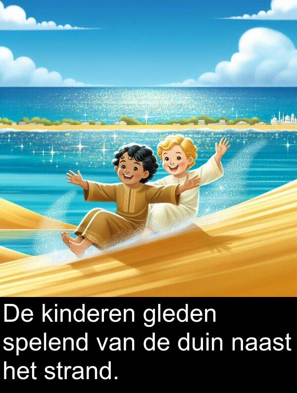 gleden: De kinderen gleden spelend van de duin naast het strand.