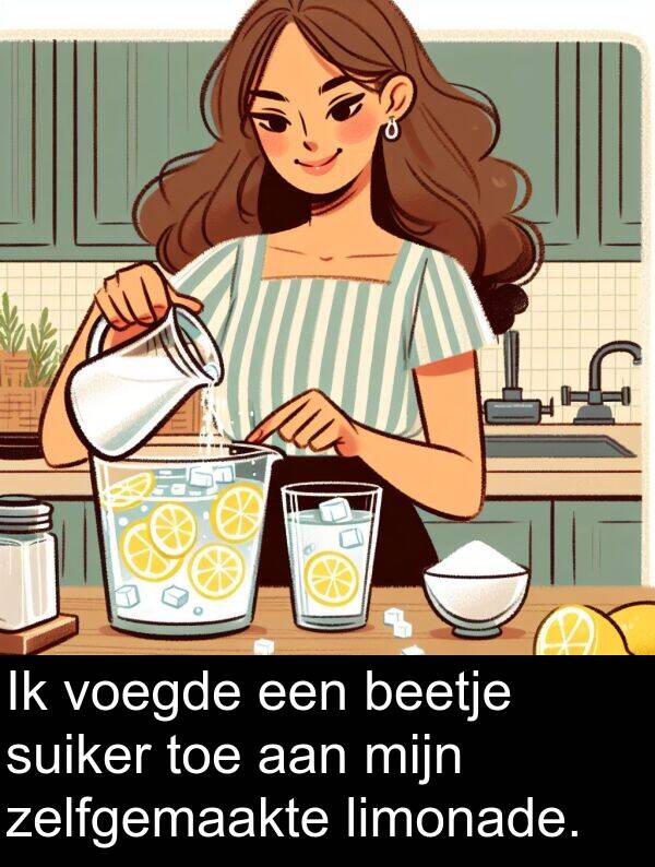 zelfgemaakte: Ik voegde een beetje suiker toe aan mijn zelfgemaakte limonade.