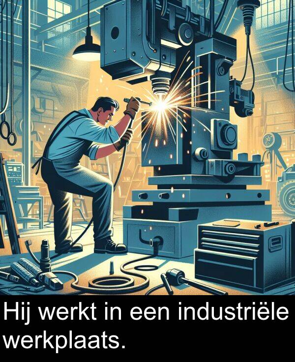 werkt: Hij werkt in een industriële werkplaats.