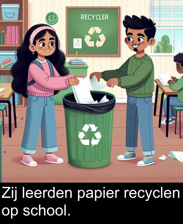 school: Zij leerden papier recyclen op school.