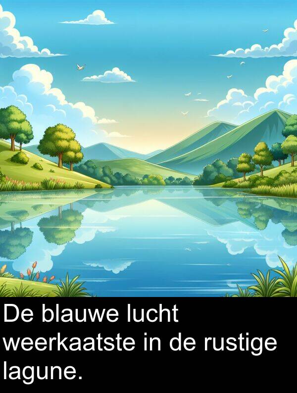 weerkaatste: De blauwe lucht weerkaatste in de rustige lagune.