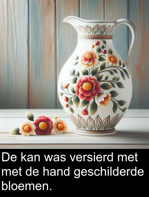 kan: De kan was versierd met met de hand geschilderde bloemen.