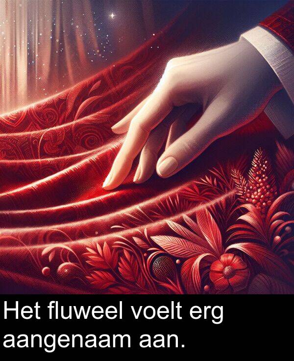 fluweel: Het fluweel voelt erg aangenaam aan.