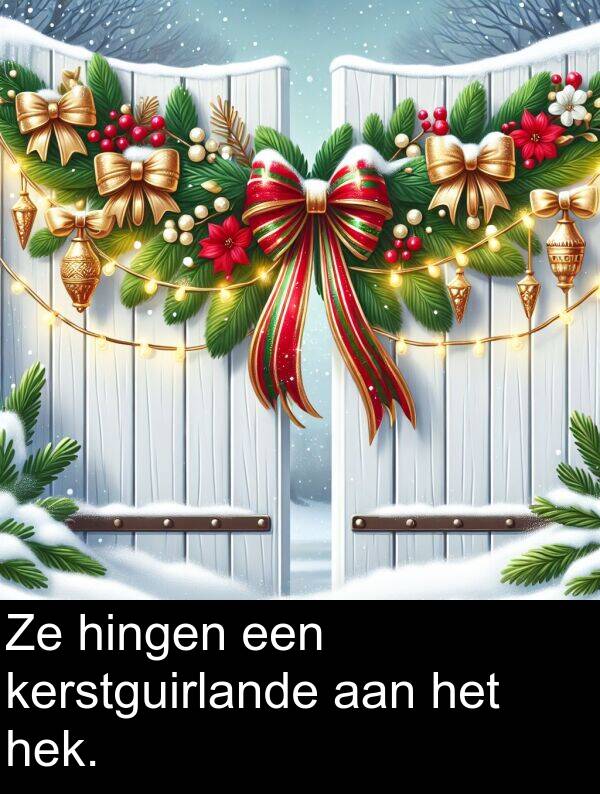 aan: Ze hingen een kerstguirlande aan het hek.