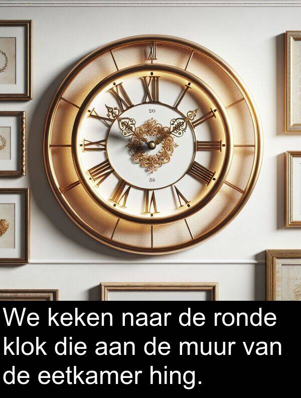 muur: We keken naar de ronde klok die aan de muur van de eetkamer hing.