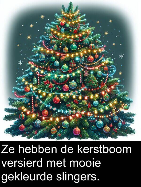 gekleurde: Ze hebben de kerstboom versierd met mooie gekleurde slingers.