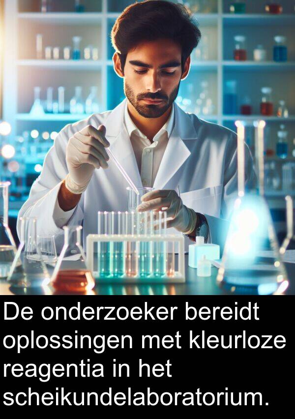 oplossingen: De onderzoeker bereidt oplossingen met kleurloze reagentia in het scheikundelaboratorium.