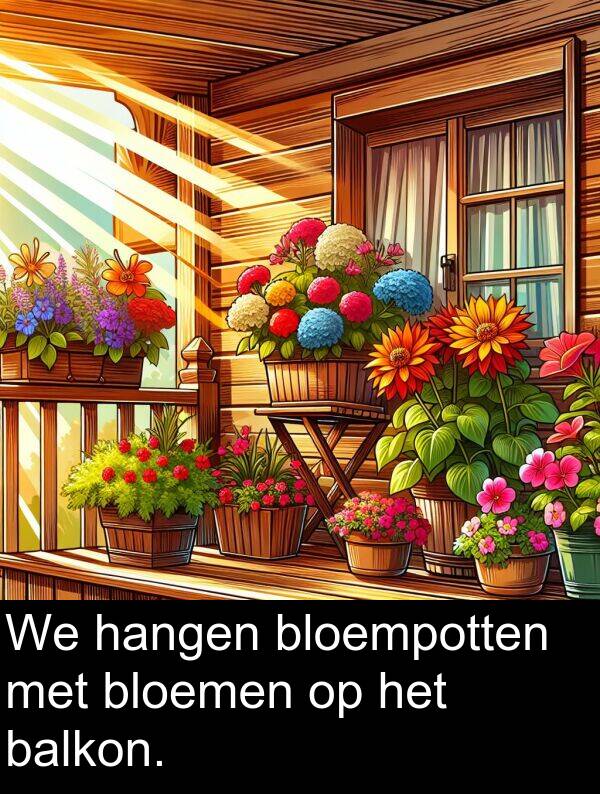balkon: We hangen bloempotten met bloemen op het balkon.