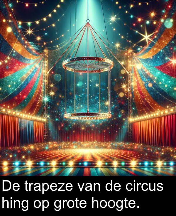 hoogte: De trapeze van de circus hing op grote hoogte.