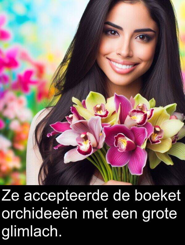 glimlach: Ze accepteerde de boeket orchideeën met een grote glimlach.