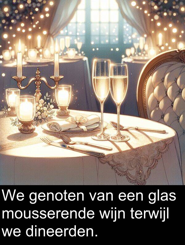 glas: We genoten van een glas mousserende wijn terwijl we dineerden.