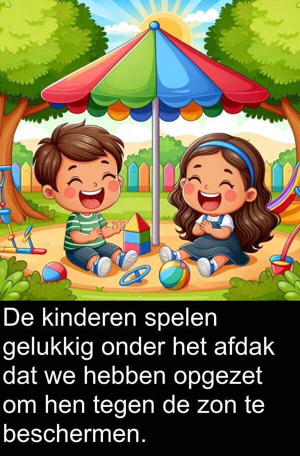 gelukkig: De kinderen spelen gelukkig onder het afdak dat we hebben opgezet om hen tegen de zon te beschermen.