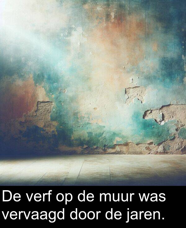 door: De verf op de muur was vervaagd door de jaren.