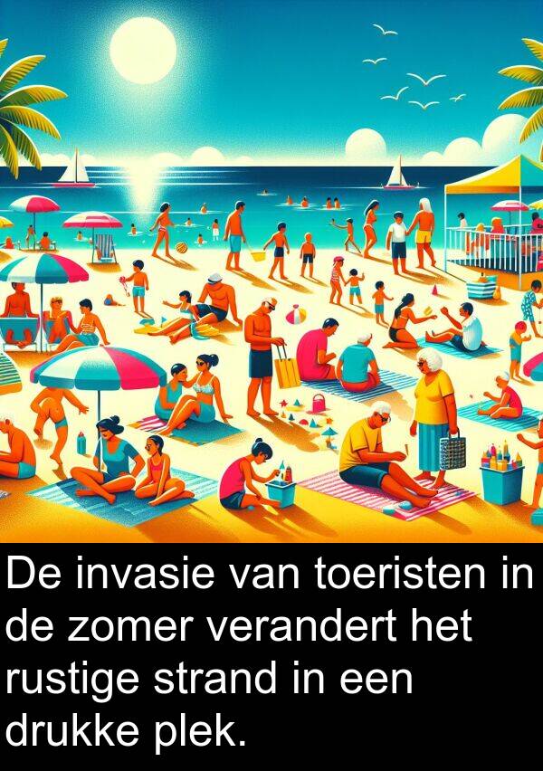 drukke: De invasie van toeristen in de zomer verandert het rustige strand in een drukke plek.