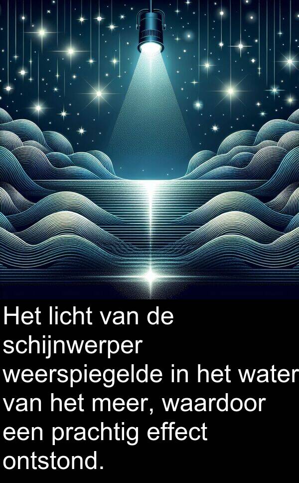 weerspiegelde: Het licht van de schijnwerper weerspiegelde in het water van het meer, waardoor een prachtig effect ontstond.