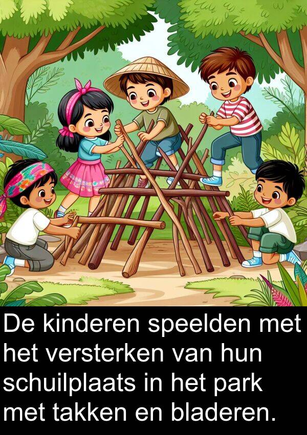 bladeren: De kinderen speelden met het versterken van hun schuilplaats in het park met takken en bladeren.