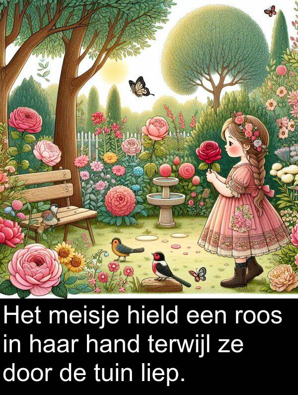 terwijl: Het meisje hield een roos in haar hand terwijl ze door de tuin liep.