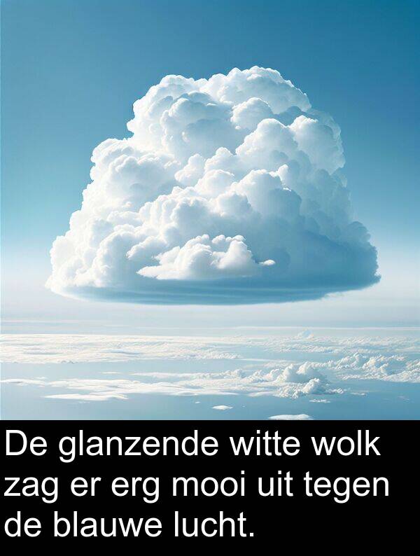 glanzende: De glanzende witte wolk zag er erg mooi uit tegen de blauwe lucht.