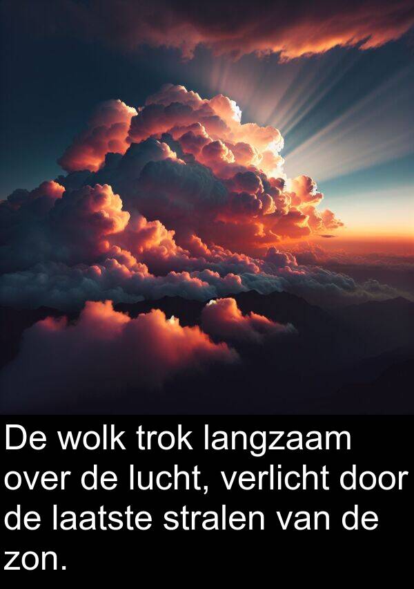 laatste: De wolk trok langzaam over de lucht, verlicht door de laatste stralen van de zon.