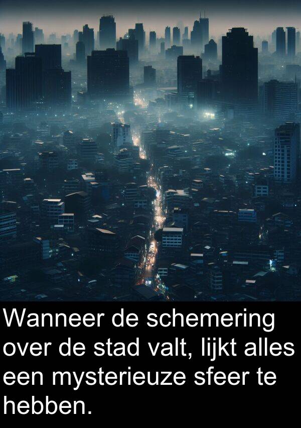 alles: Wanneer de schemering over de stad valt, lijkt alles een mysterieuze sfeer te hebben.