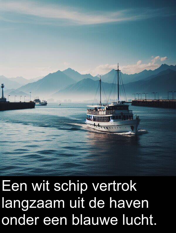 lucht: Een wit schip vertrok langzaam uit de haven onder een blauwe lucht.
