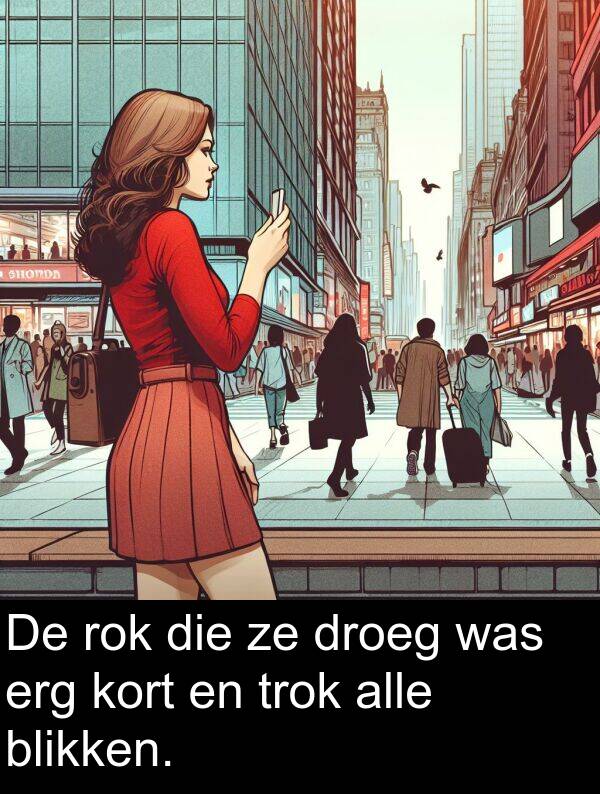droeg: De rok die ze droeg was erg kort en trok alle blikken.