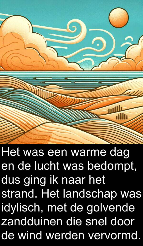 golvende: Het was een warme dag en de lucht was bedompt, dus ging ik naar het strand. Het landschap was idylisch, met de golvende zandduinen die snel door de wind werden vervormd.