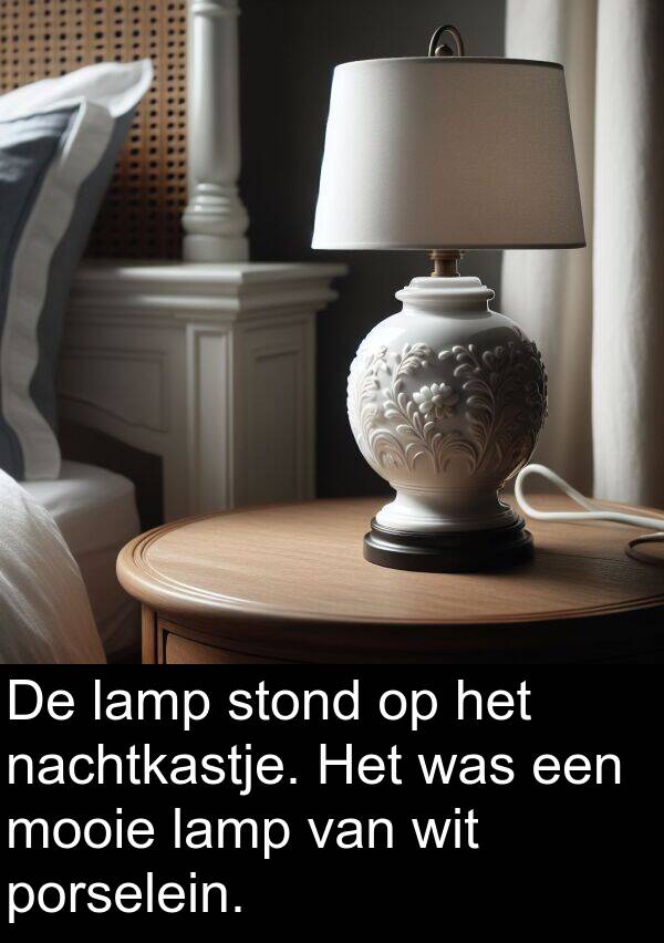 stond: De lamp stond op het nachtkastje. Het was een mooie lamp van wit porselein.