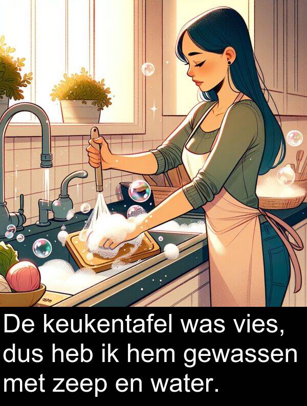 gewassen: De keukentafel was vies, dus heb ik hem gewassen met zeep en water.